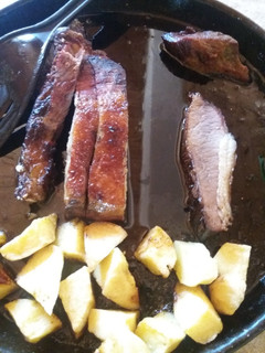 Una foto de Tapa de asado al horno con papas fritas