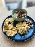 Desayuno completo con huevos revueltos y granola