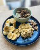 Desayuno completo con huevos revueltos y granola
