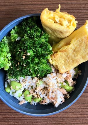 懶人專屬的鮪魚毛豆拌飯配鹽味柴魚玉子燒🍚 的食譜成品照片