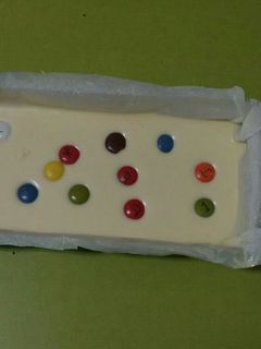 Una foto de Turrón de chocolate blanco y M&M's