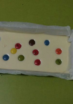 Una foto de Turrón de chocolate blanco y M&M's