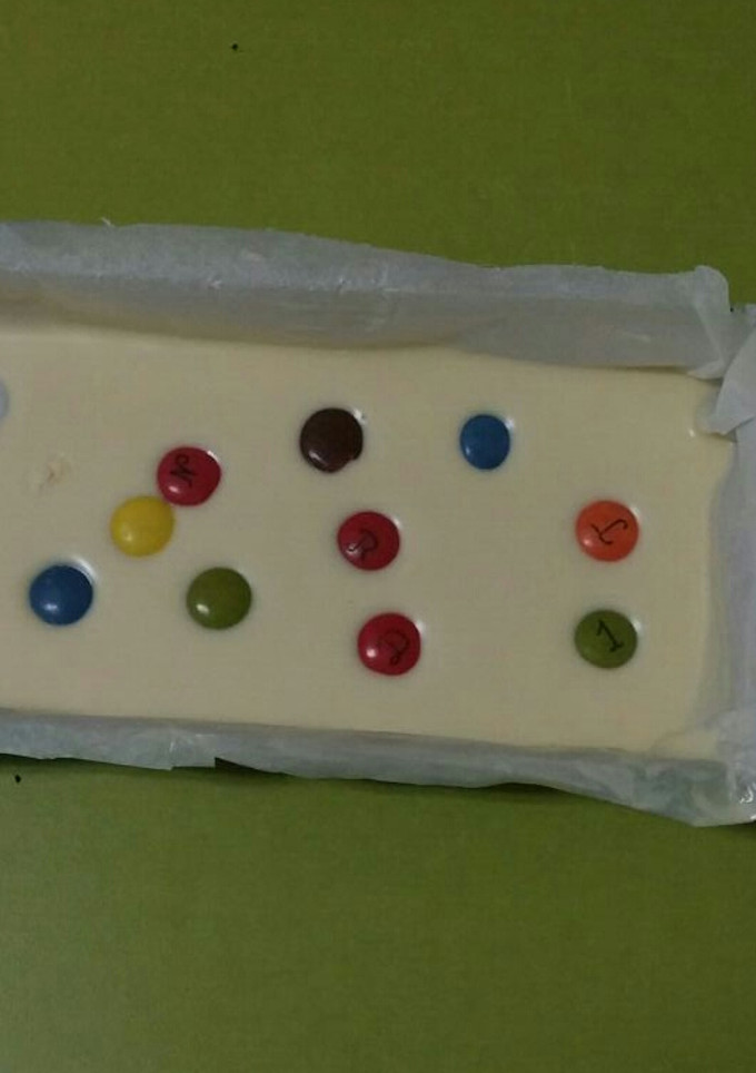 Una foto de Turrón de chocolate blanco y M&M's