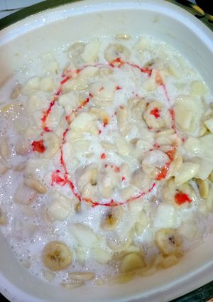 A picture of Fresh cream wali fruit chaat.