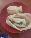 Tamales de salsa verde con hojas de hierba santa