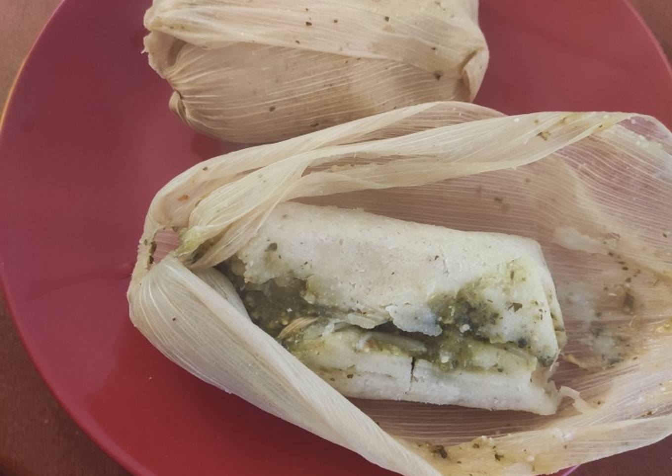 Tamales de salsa verde con hojas de hierba santa