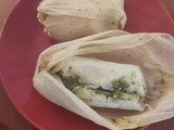 Tamales de salsa verde con hojas de hierba santa