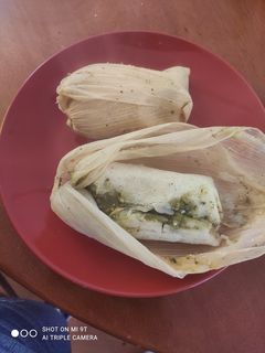 Una foto de Tamales de salsa verde con hojas de hierba santa