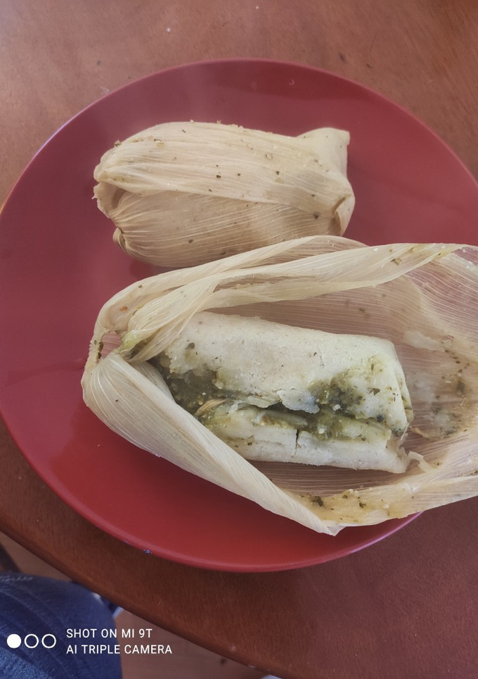 Una foto de Tamales de salsa verde con hojas de hierba santa