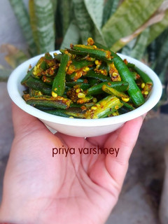 मसालेदार प्याज़ वाली भिंडी (masaledar pyaz wali bhindi recipe in Hindi) रेसिपी मुख्य फोटो
