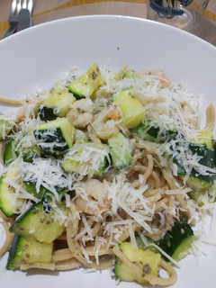 Una foto de Spaghetti con calabacín y gamba