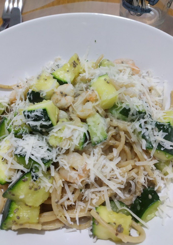 Una foto de Spaghetti con calabacín y gamba
