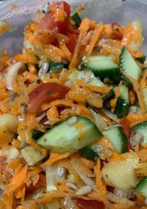 Salad with sunflower seeds রেসিপির প্রধান ছবি