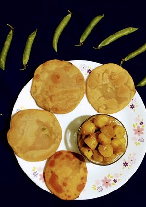 A picture of Green Peas Poori.