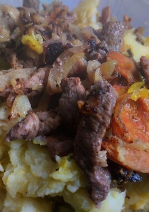 A picture of Mashed Potatoes with Grilled Beef and Avocado Sauce.