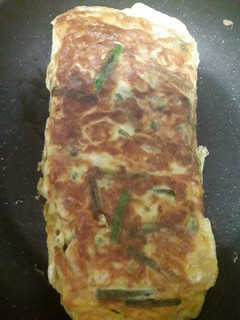 Una foto de Tortilla de ajetes, gambas y espárragos