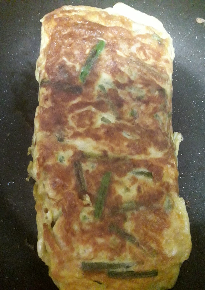 Una foto de Tortilla de ajetes, gambas y espárragos