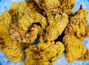 Hình của món Gà không xương chiên giòn rụm với bột gạo.