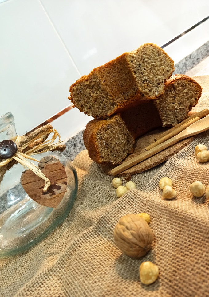 Una foto de Bizcocho integral de yogurt, avellanas,coco y nueces🍰