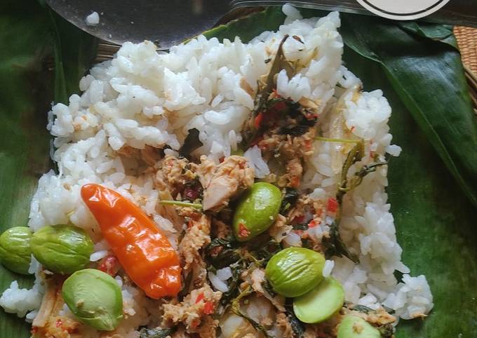 Langkah Mudah untuk Membuat Nasi Bakar Tongkol Teri Kemangi, Lezat Sekali