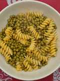 Fusilli con piselli e sugo di pomodoro