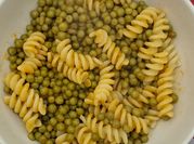 Una foto di pasta pomodoro fusilli