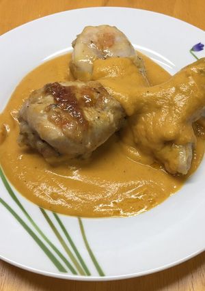 Una foto de Pollo en salsa con vino blanco