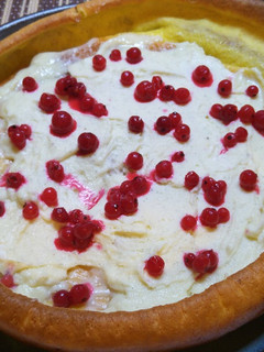 Vaníliás, fehércsokis dutch baby, piros ribiszkével recept fotója