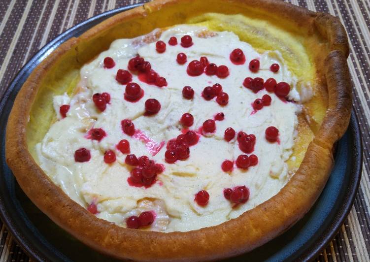 Vaníliás, fehércsokis dutch baby, piros ribiszkével