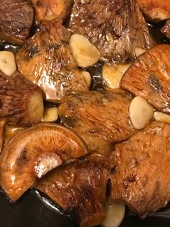 Una foto de Rovellons y esclatasangs(Níscalos) al ajillo