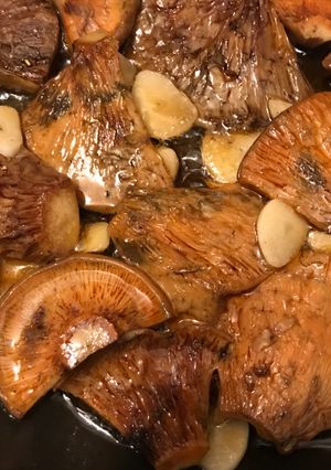 Una foto de Rovellons y esclatasangs(Níscalos) al ajillo