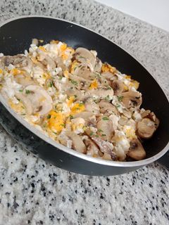 Una foto de Champiñones revueltos con huevos