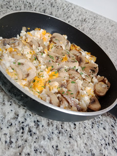Una foto de Champiñones revueltos con huevos