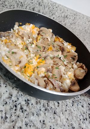 Una foto de Champiñones revueltos con huevos