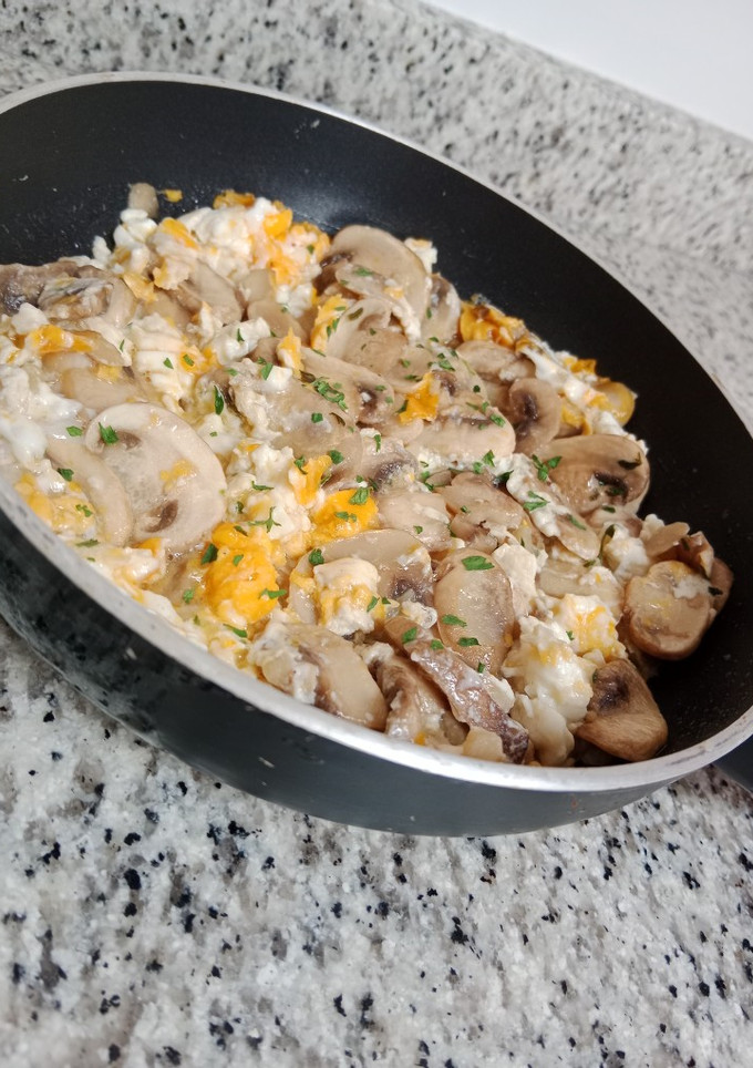 Una foto de Champiñones revueltos con huevos
