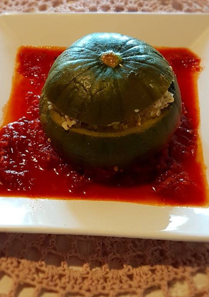 Una foto de Zapallitos rellenos atún y Cuscus en salsa de tomate!
