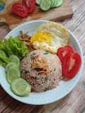 Nasi Goreng Terasi dengan Teri Goreng dan Telur Ceplok