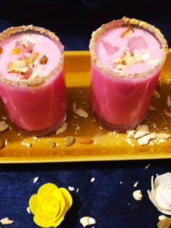 રોઝ ડ્રાઇફ્રુટ લસ્સી (Rose dryfruit lassi recipe in Gujarati) રેસીપી મુખ્ય ફોટો
