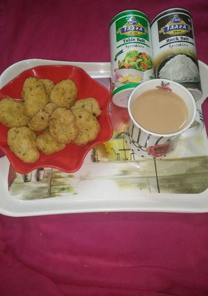 A picture of Methi mathri.