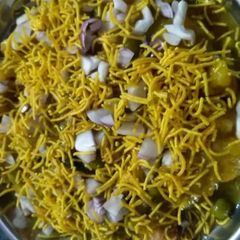 A picture of Toast in matar daal.