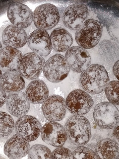 કેરી ની ચટપટી ગોળી (Keri Chatpati Goli Recipe In Gujarati) રેસીપી મુખ્ય ફોટો