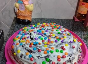 Una foto de Torta colorida de chocolate para las peque 🥮🪅