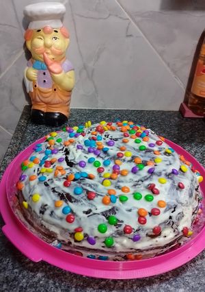 Una foto de Torta colorida de chocolate para las peque 🥮🪅