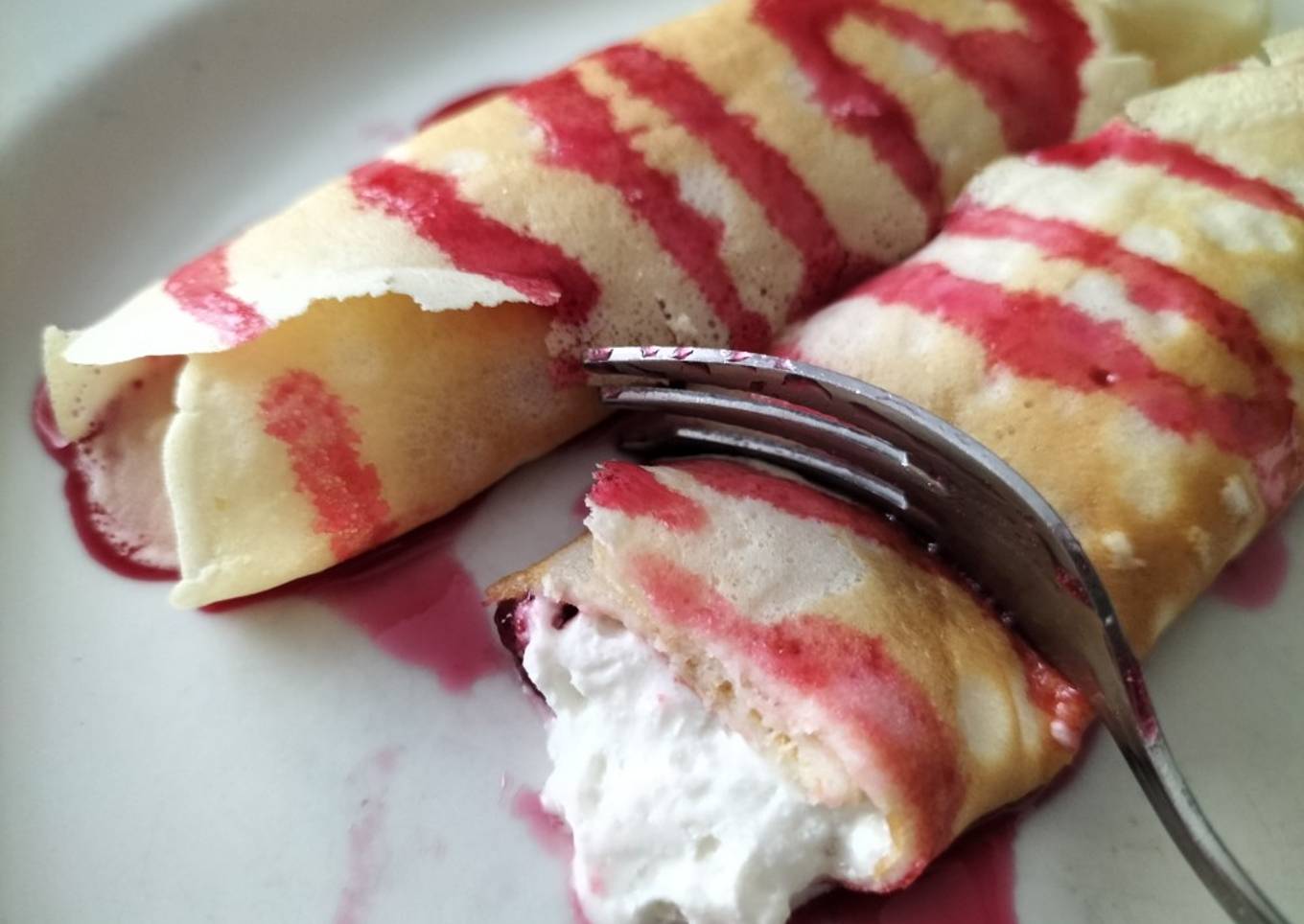 Crepes con nata y mermelada