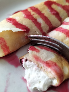Una foto de Crepes con nata y mermelada
