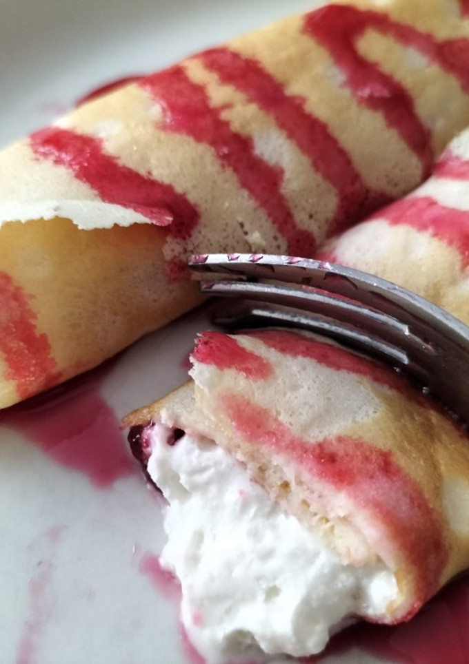 Una foto de Crepes con nata y mermelada