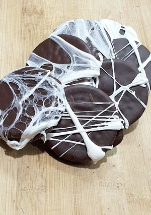 Una foto de Alfajores de chocolate con telas de arañas