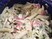 Una foto de chicken alfredo pasta