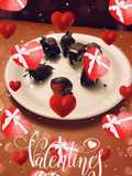 Fresas y bombones con chocolate
