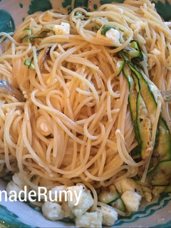Una foto de Espaguetti con calabacín y mozarella